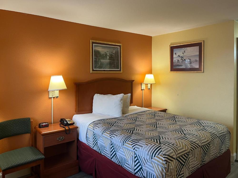 Queen Room - Non-Smoking interior